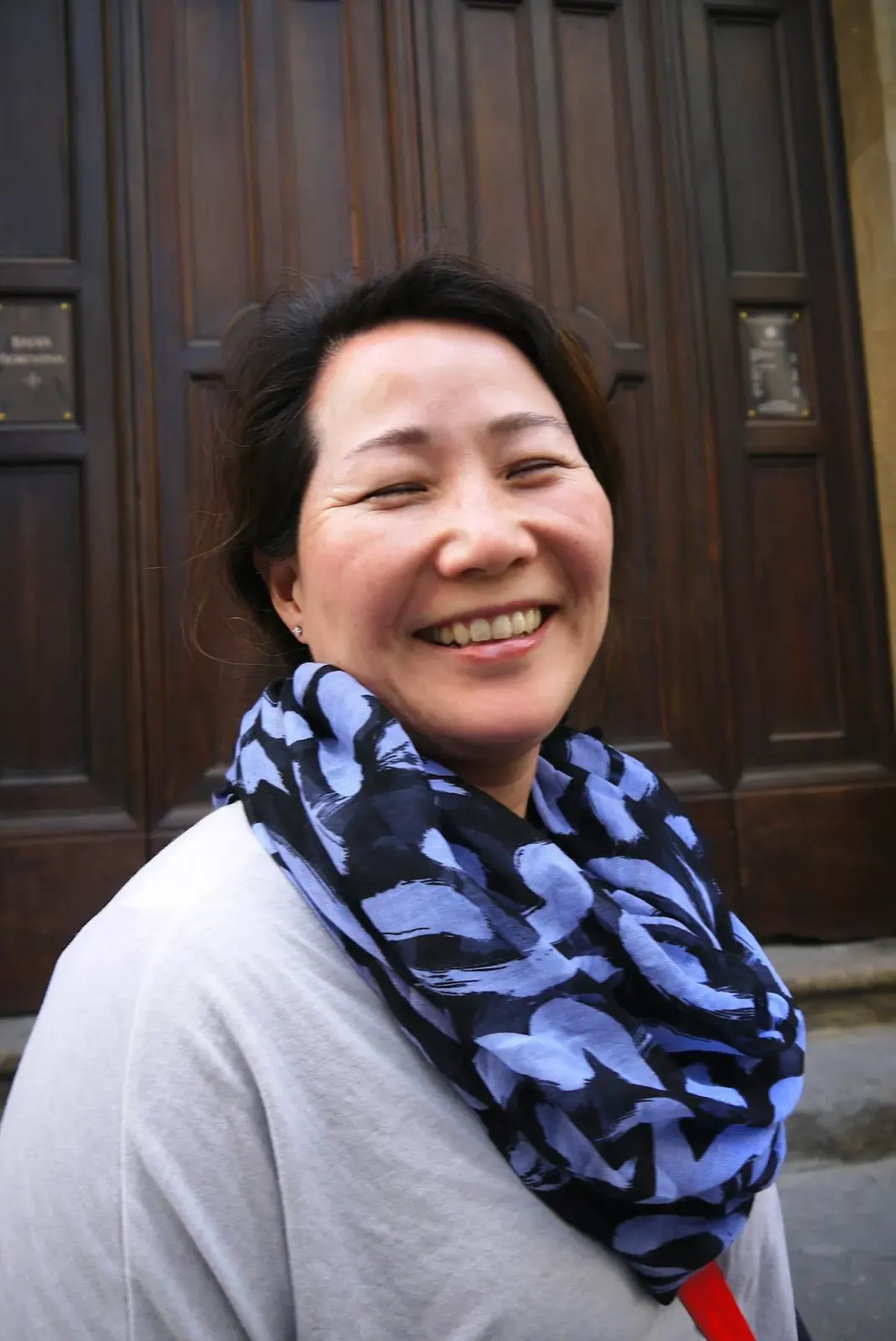 A smiling guest receiving keys from a friendly host at the apartment entrance.